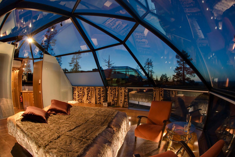 hotel con techo de vidreo y forma de iglú para ver la aurora boreal