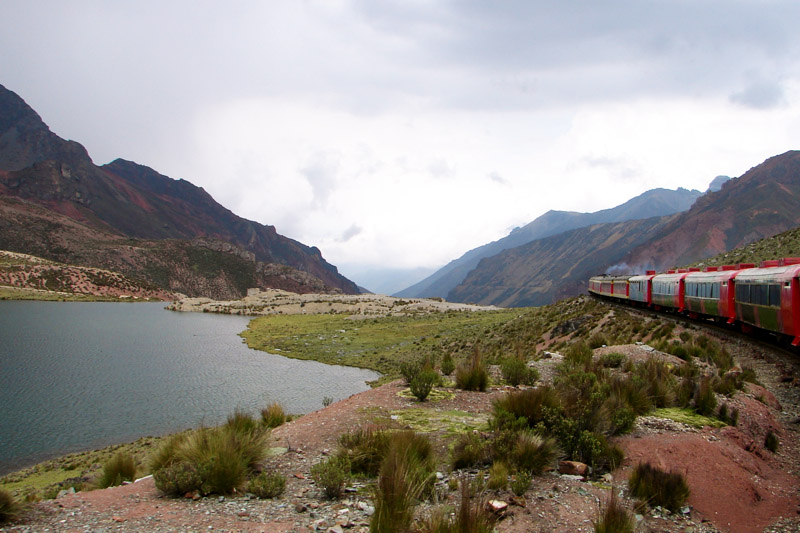 los hermosos paisajes del recorrido del tren lima a huancayo