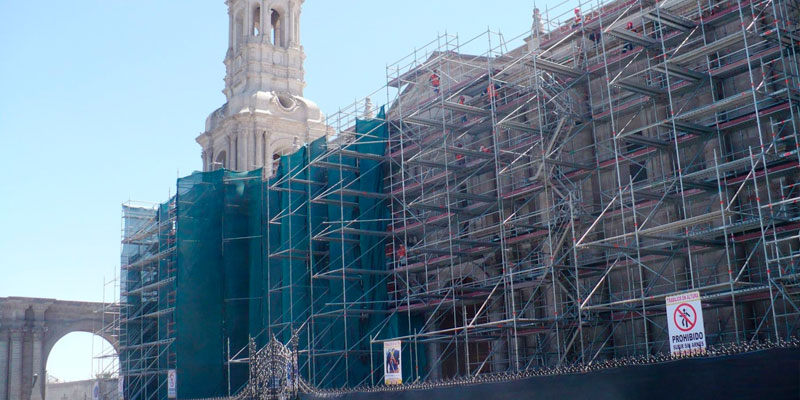 Continúan trabajos de limpieza en fachada de Catedral de Arequipa