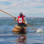 Desarrollan singular carrera de balsas de totora en el Lago Titicaca