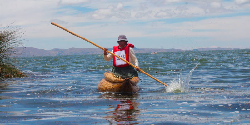 Desarrollan singular carrera de balsas de totora en el Lago Titicaca