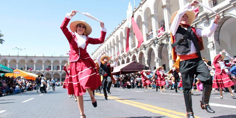 Arequipa recibe con carnaval a participantes del Congreso Mundial de Ciudades Patrimonio