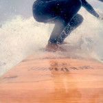 Elaboran tablas ecológicas de surf con barriles de whisky en Perú