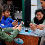 Inauguran primer bulevar ecológico en Lima con cargadores solares para móviles