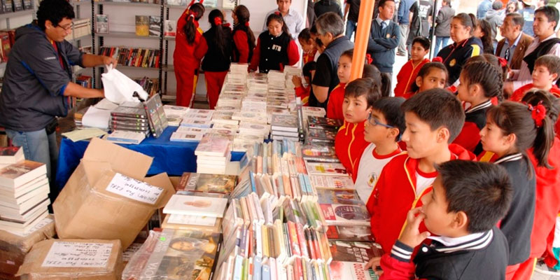 Cajamarquinos participan masivamente de la primera Feria del Libro 2016