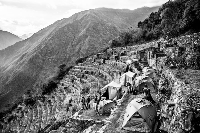 publican reportaje con imagenes impresionantes en blanco y negro de machu picchu y el camino inca