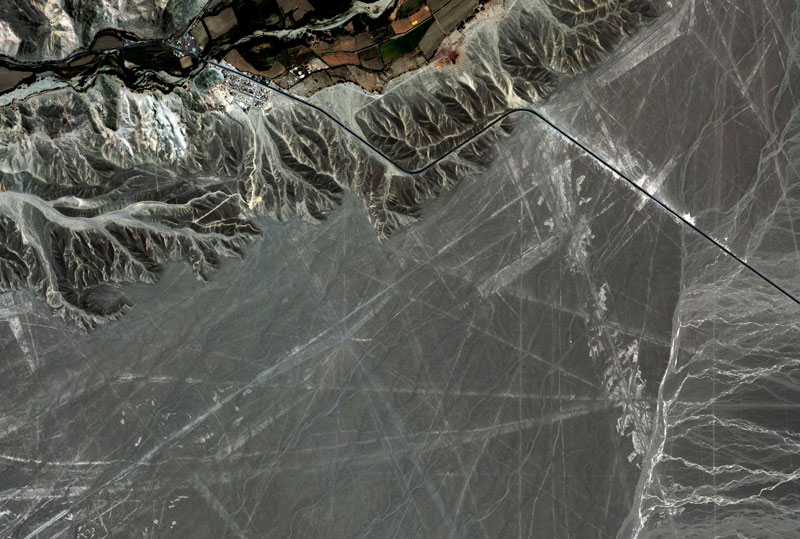 impresionantes fotos de las lineas de nazca tomadas desde el satélite peruano