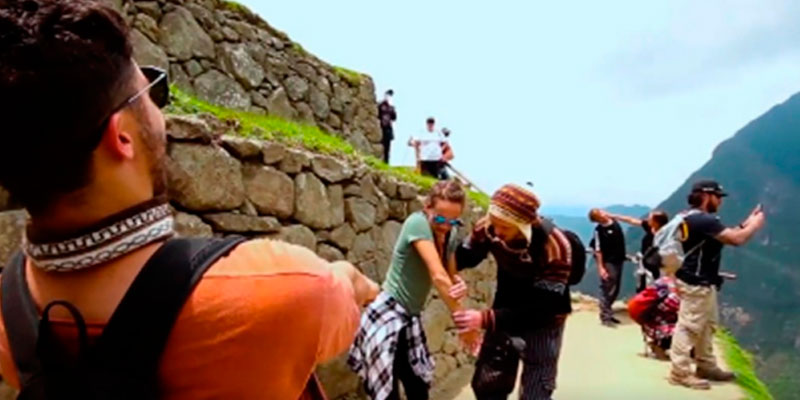 Turistas realizan divertido "mannequin challenge" en Machu Picchu
