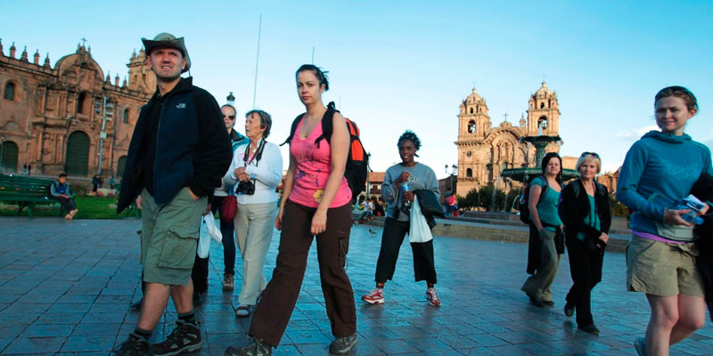 Entre 40 y 60 turistas extranjeros por día solicitan vivir en Cusco