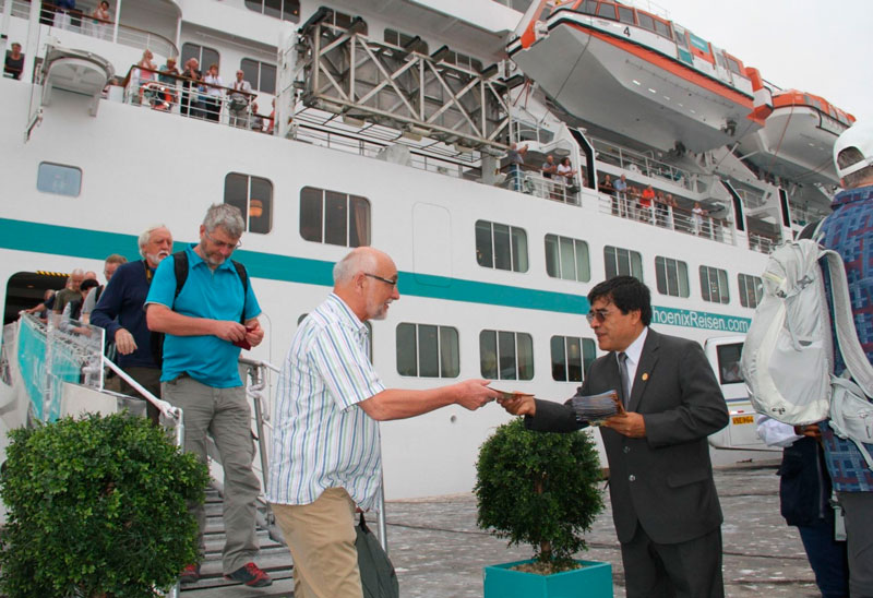 crucero arriba a puerto de ilo con 500 turistas alemanes