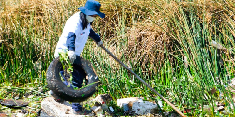 Voluntarios extraen más de 100 toneladas de residuos del lago Titicaca