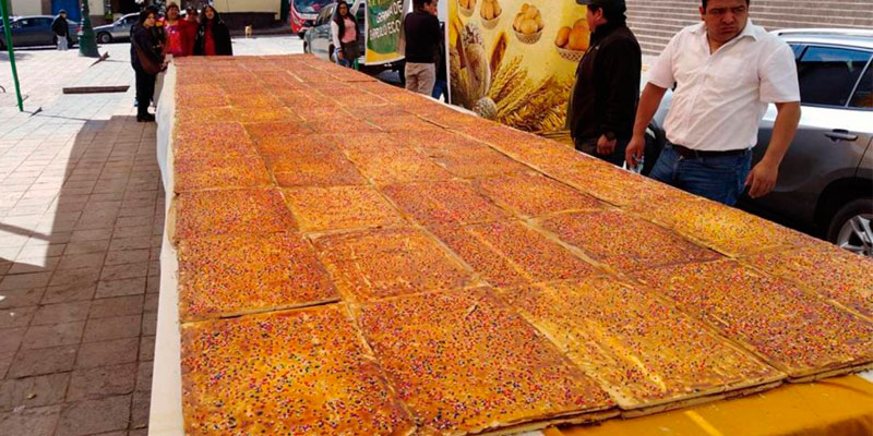 Elaboran en Cusco la empanada dulce más grande del mundo